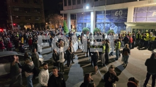 Okupljaju se građani ispred RTS 